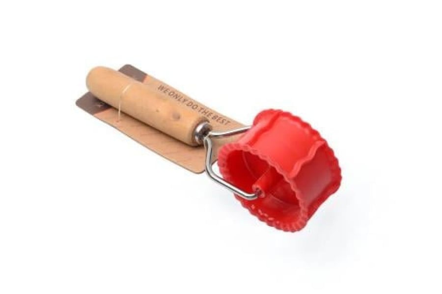 Plastic dough cutter with wooden handle, 1 piece
