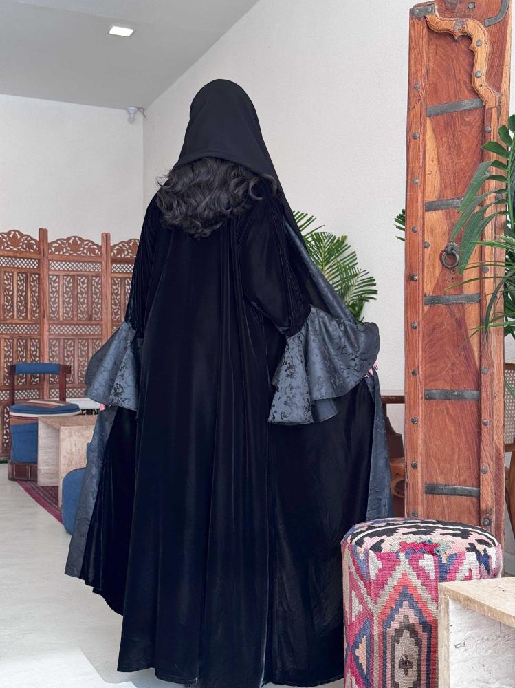 عباية مخمل بقصة ربع كلوش مع أكمام كلوش واسعة مزينة بتطريز جاكار فاخر م