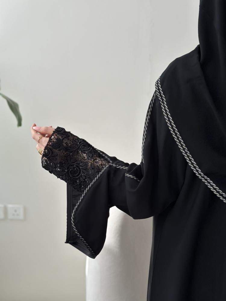 عباية سوداء مطرزة