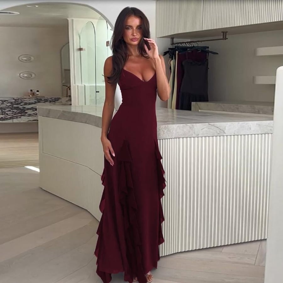 Elegant summer dress with a V-shaped neckline slit and divided ruffle
