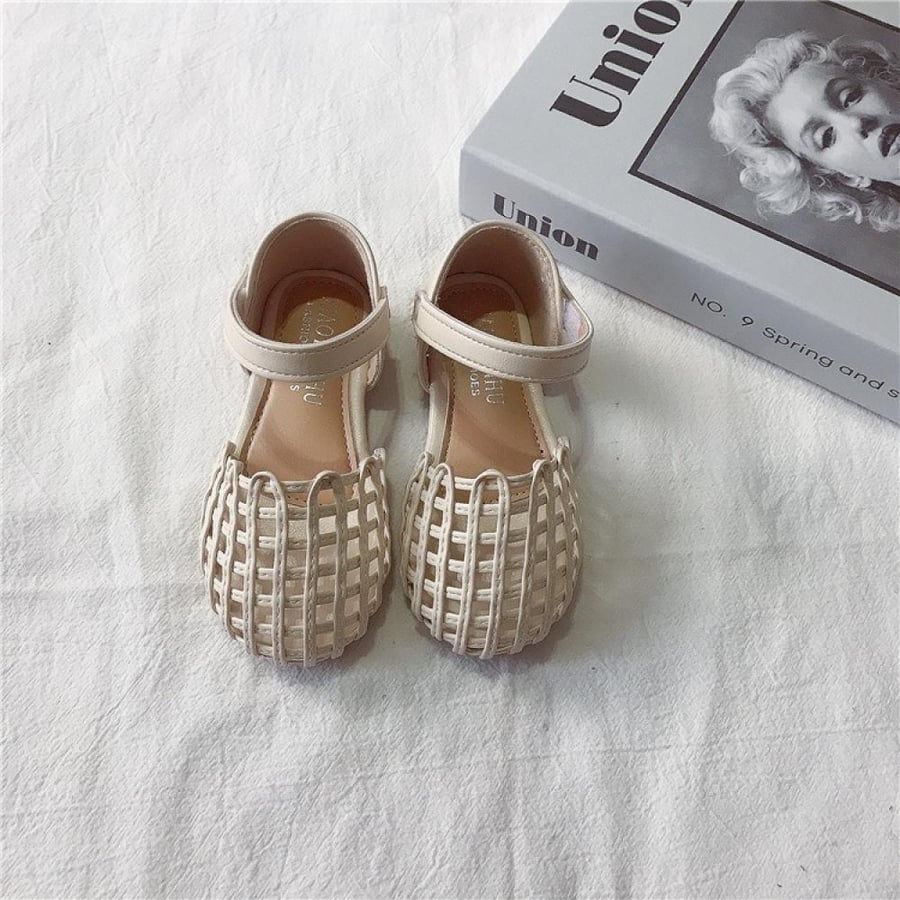 Girls' shoes with soft sole and woven toes
