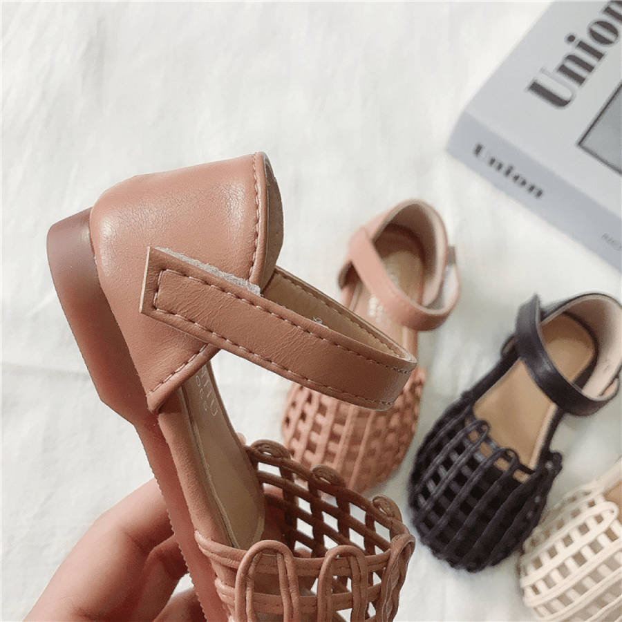 Girls' shoes with soft sole and woven toes