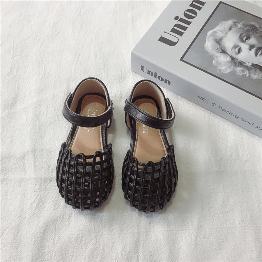 Girls' shoes with soft sole and woven toes