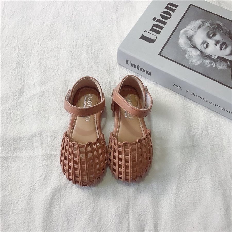Girls' shoes with soft sole and woven toes