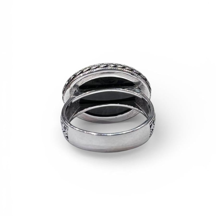 Royal ring with black agate