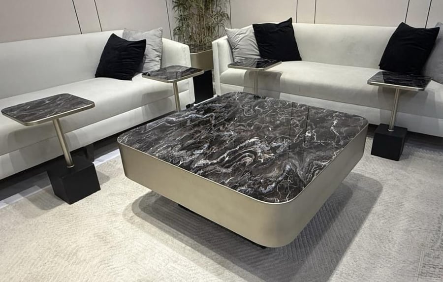 طاوله مع اربع خدمات