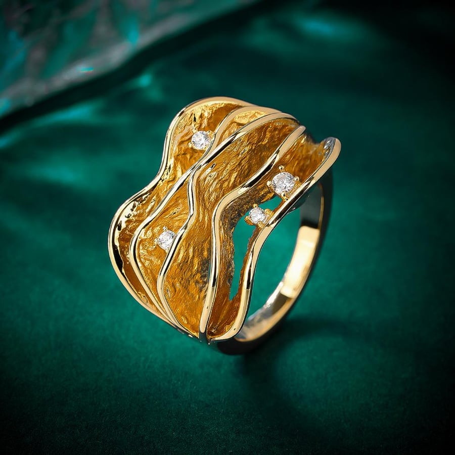 Gold-plated ring decorated with zircon high with a distinctive design