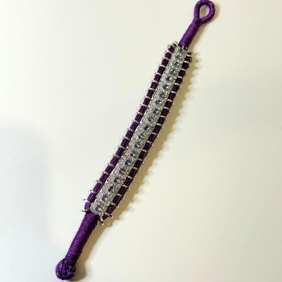 أسوارة مطلية بالروديوم، بزركون سويسري ولمسات من خيوط محيوكة بإتقان 15cm …. Small size