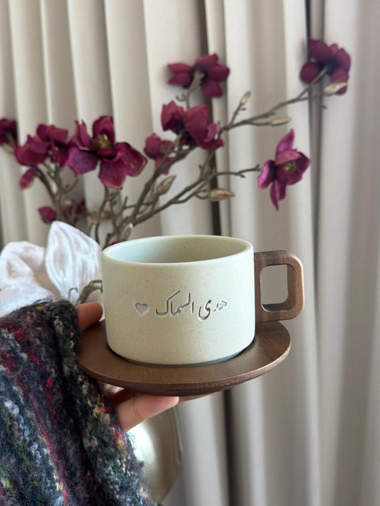 كوب سيراميك محفور بالاسم مع قاعدة خشبية - هدية فاخرة | نيفا
