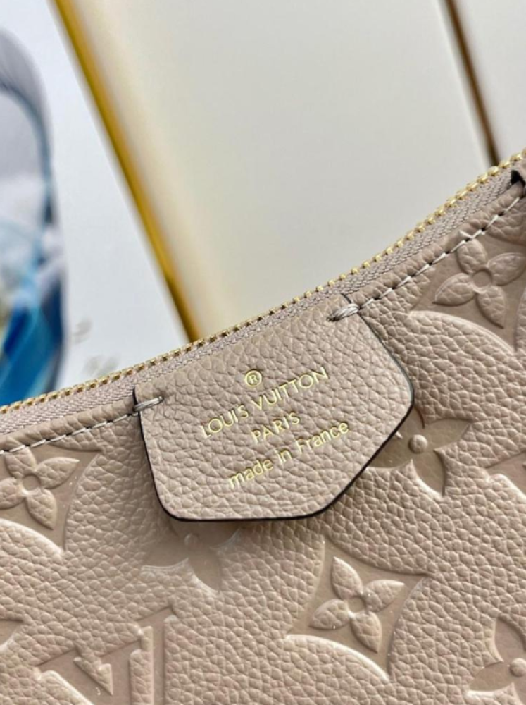 شنطة لويس فيتون Lv easy pouch