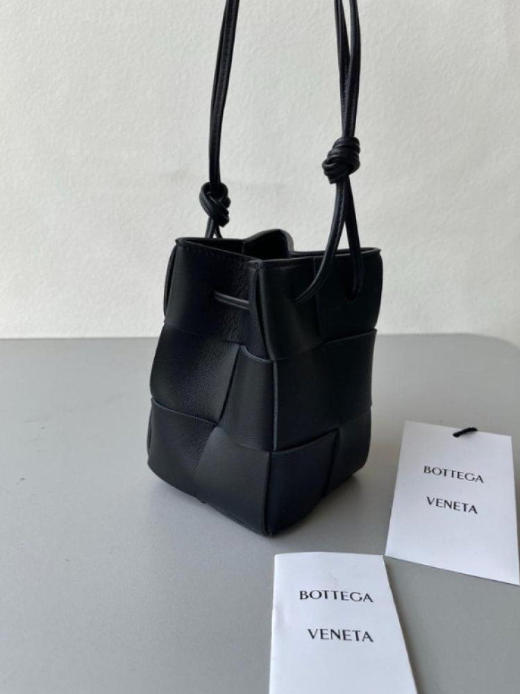 شنطة بوتيغا Bottega Veneta