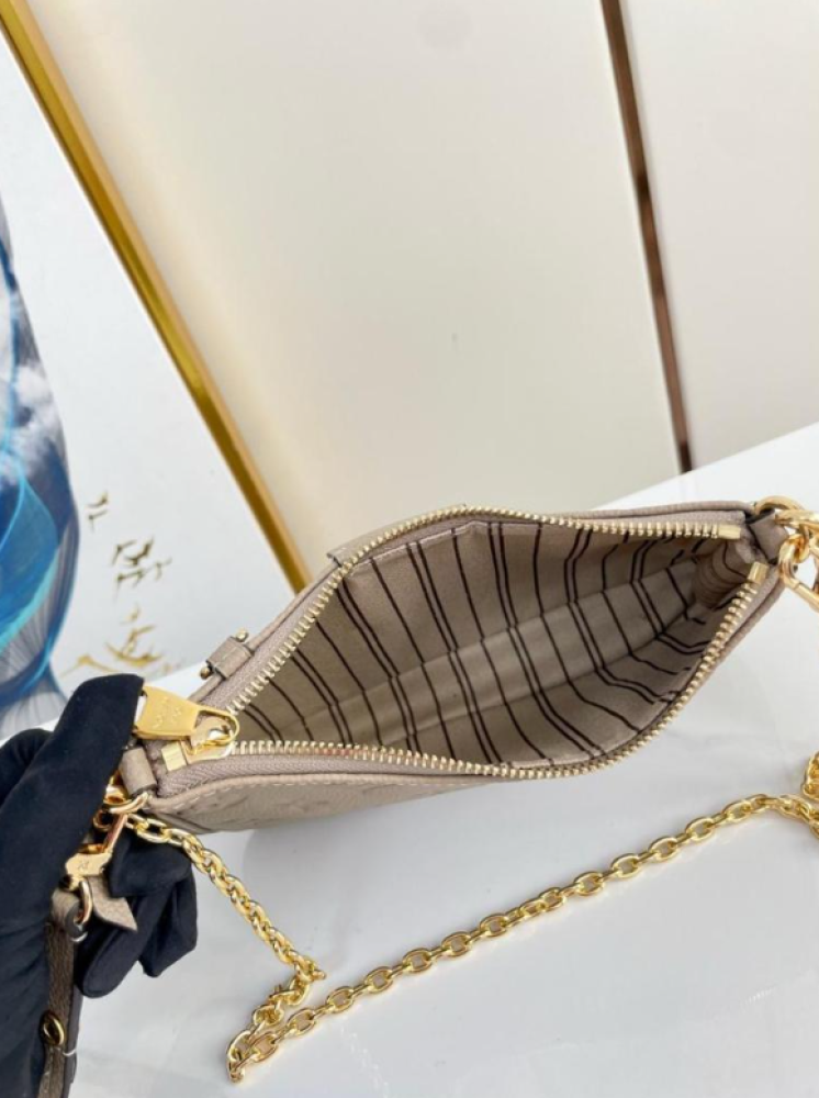 شنطة لويس فيتون Lv easy pouch