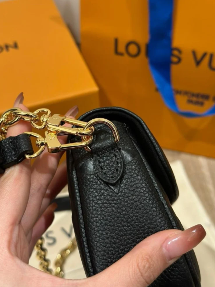 شنطة لويس فيتون LV Wallet On Chain Ivy