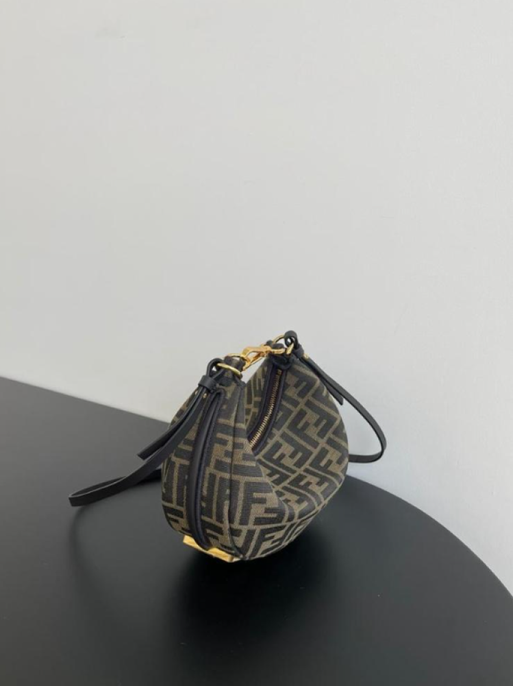 شنطة فندي Fendi Graphy