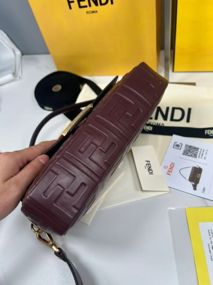 شنطة فندي Fendi Baguette