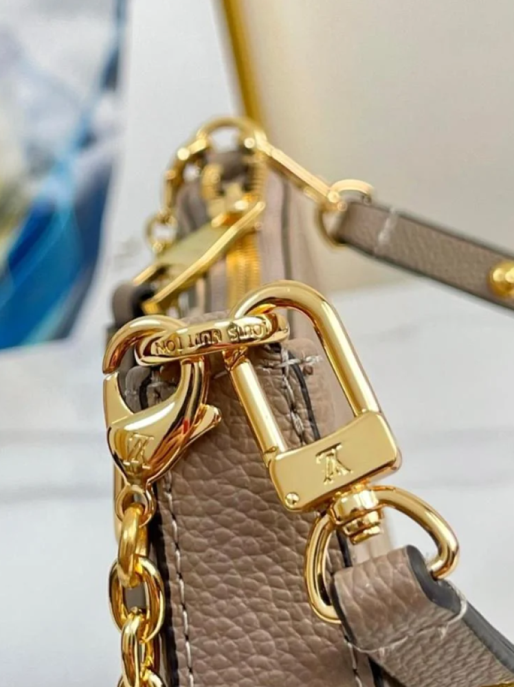 شنطة لويس فيتون Lv easy pouch