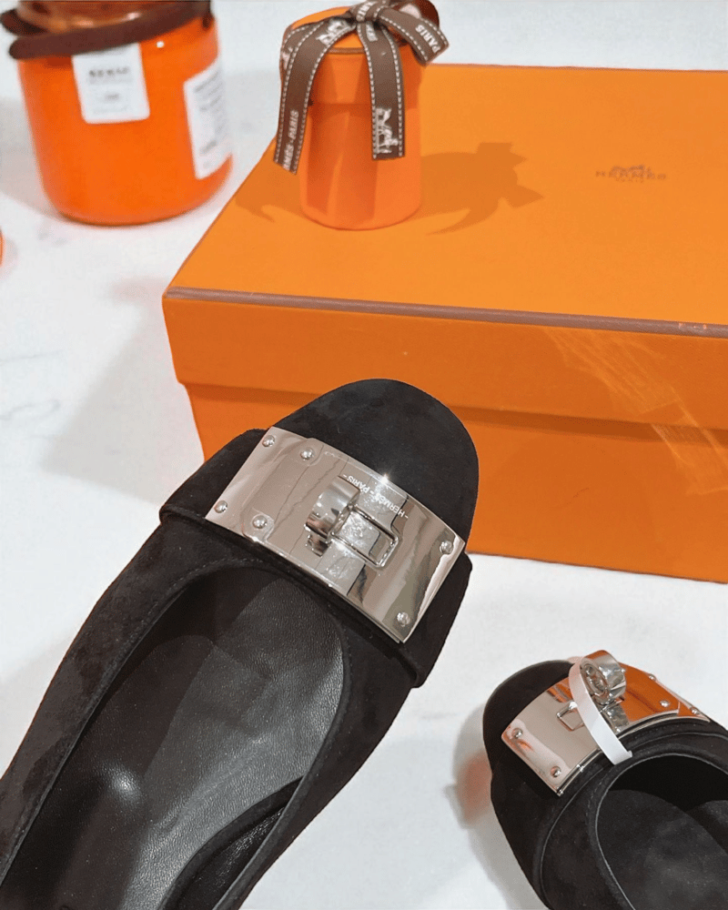 Hermès Kelly buckle suede design