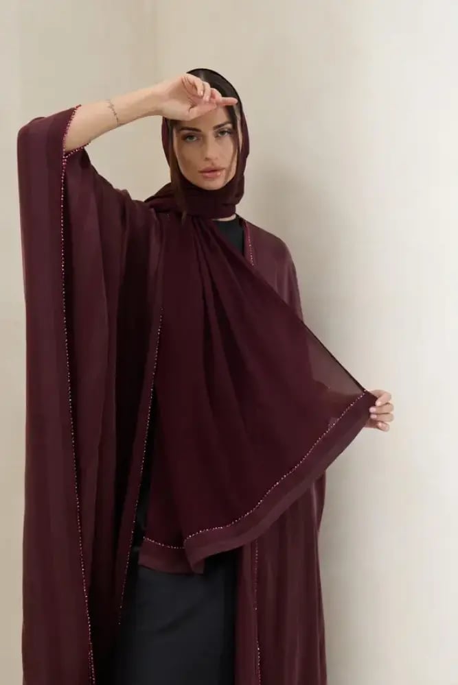 عبايه حرير مغسول بلون عنابي مقلم مع خرز على كامل العبايه