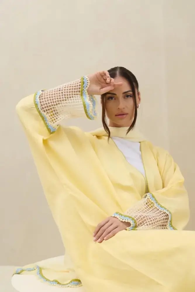 عبايه لينن حرير مخلوط بلون اصفر مع اكمام كروشيه ورد