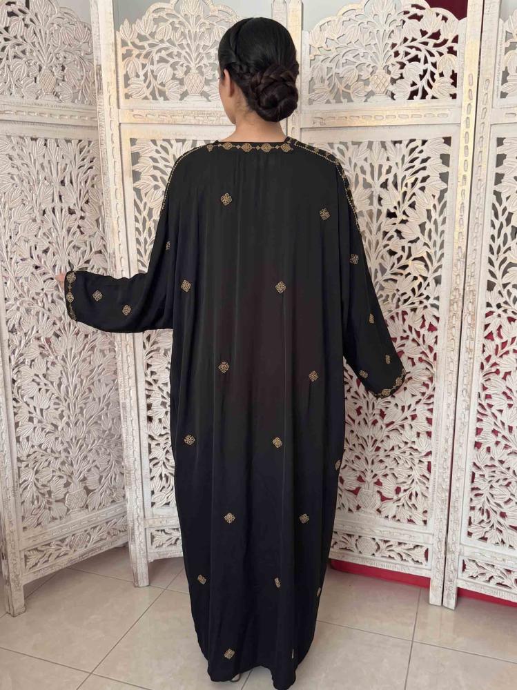 عباية اسود بالتطريز الذهبي