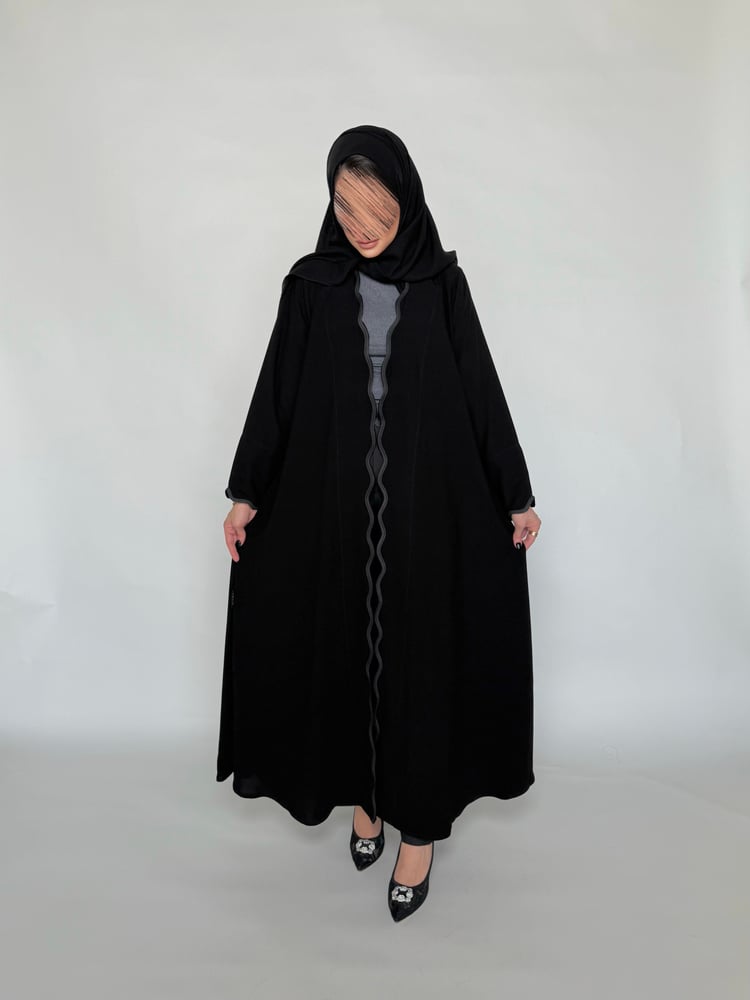تفاصيل الأطراف المموجة في عباية لج العملية من الكريب