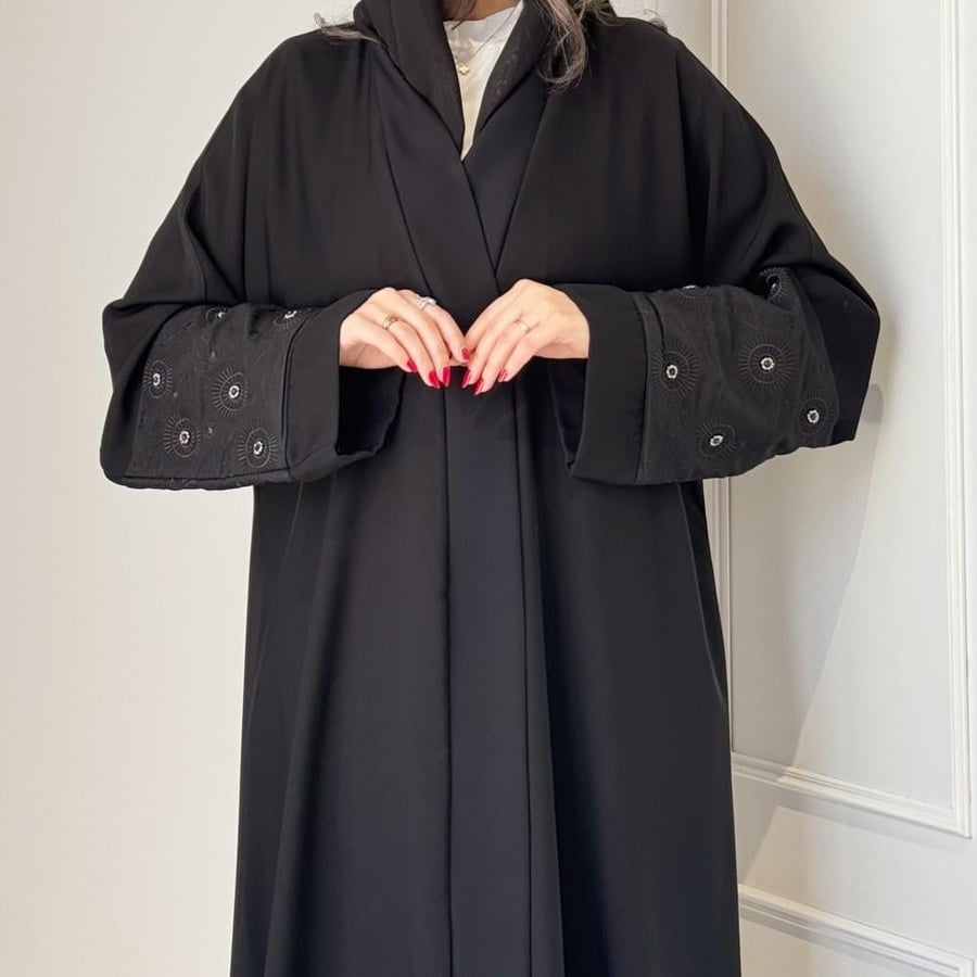 عباية نسائية سوداء