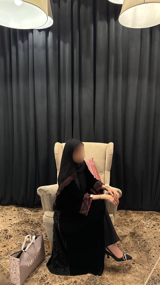 عباية مخمل سوداء بتفاصيل دانتيل وحرير