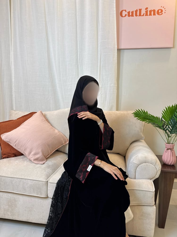 عباية مخمل بتفاصيل دانتيل وحرير أحمر
