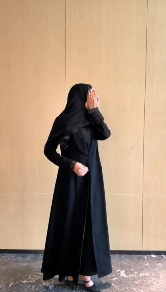 عبايه هيبة سوداء اطلاله مميزه