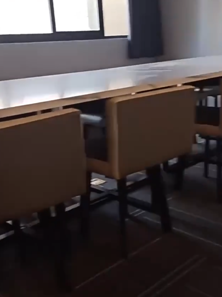 طاولة اجتماع مدمجة مع ١٤ كراسي