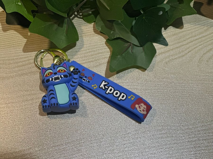 k-pop cat keychain