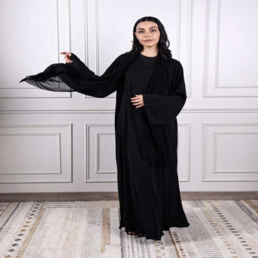 عباية نسائية بتصميم عملي أسود مع أكمام واسعة