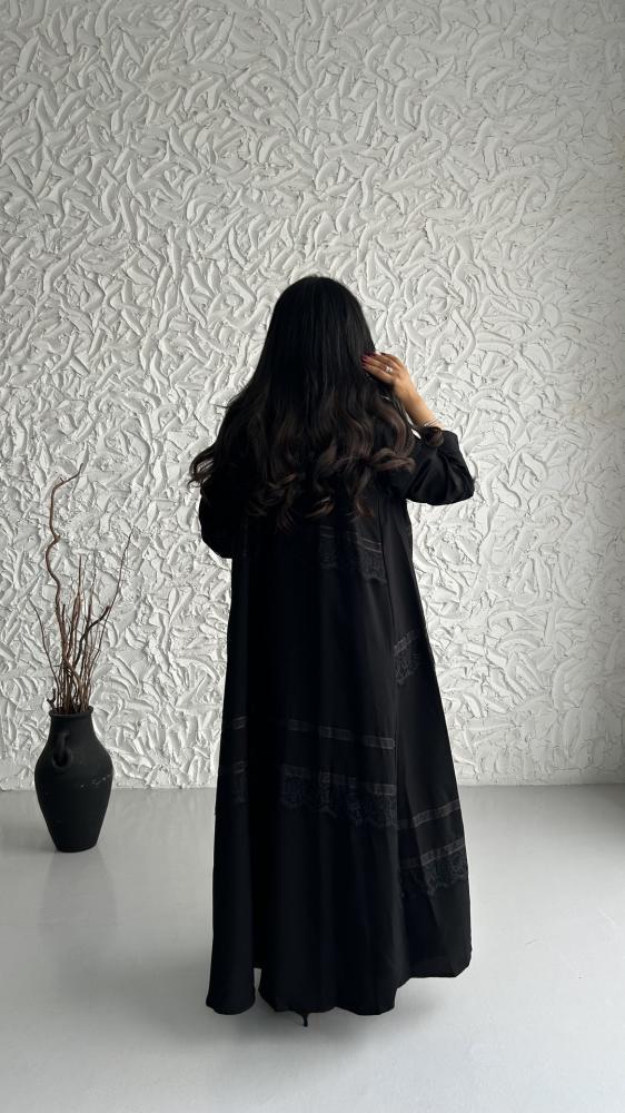 عباية سوداء بتطريز أنيق من الخلف
