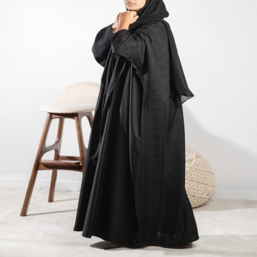عباية نسائية سوداء بتصميم أنيق مع تفاصيل نسيجية