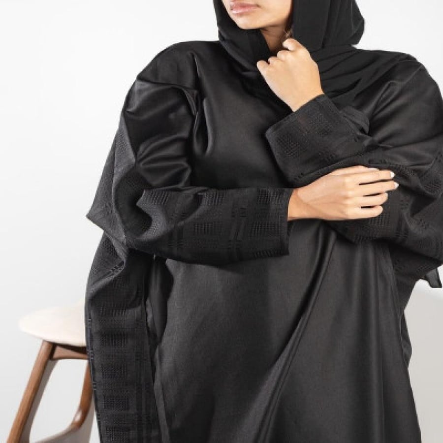 عباية نسائية سوداء بتصميم أنيق وأكمام منقوشة