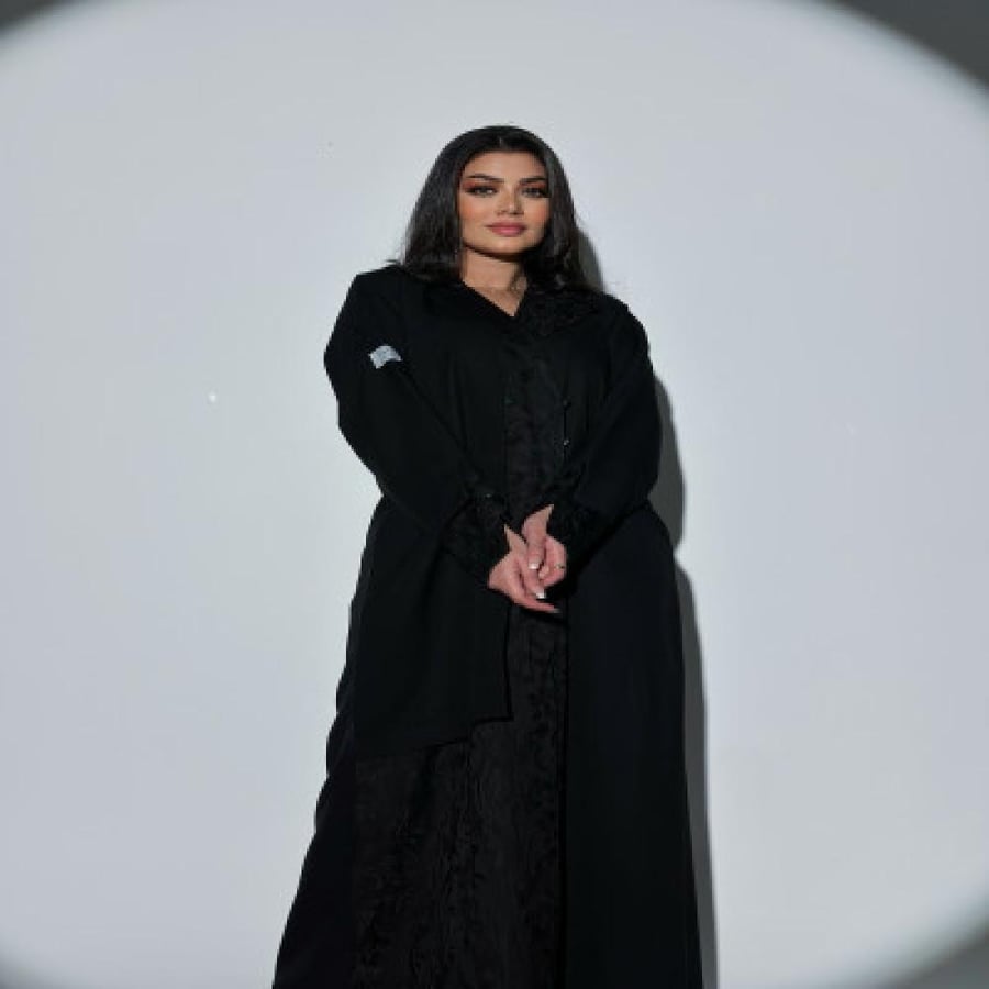 عباية جواهر سوداء بتطريز على الأكمام