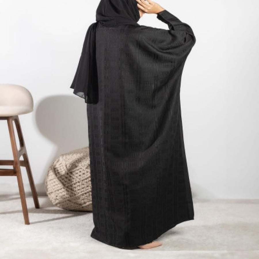 عباية نسائية سوداء بتصميم أنيق من الخلف