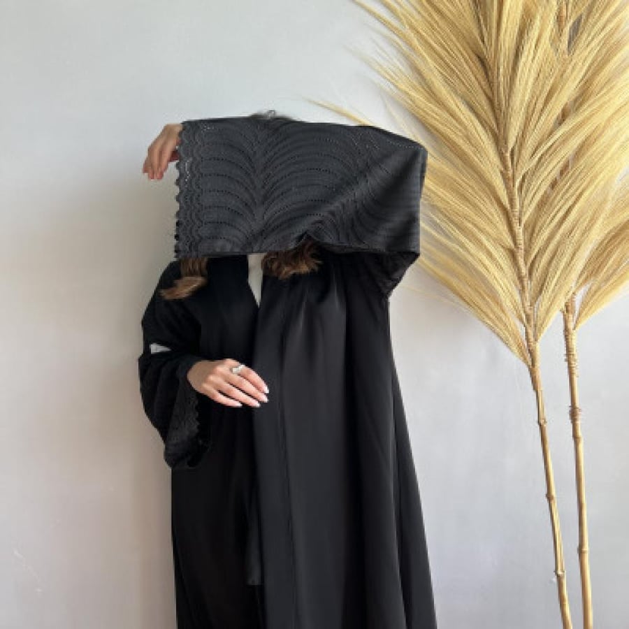 عباية سادل سوداء بتطريز مموج على الأكمام