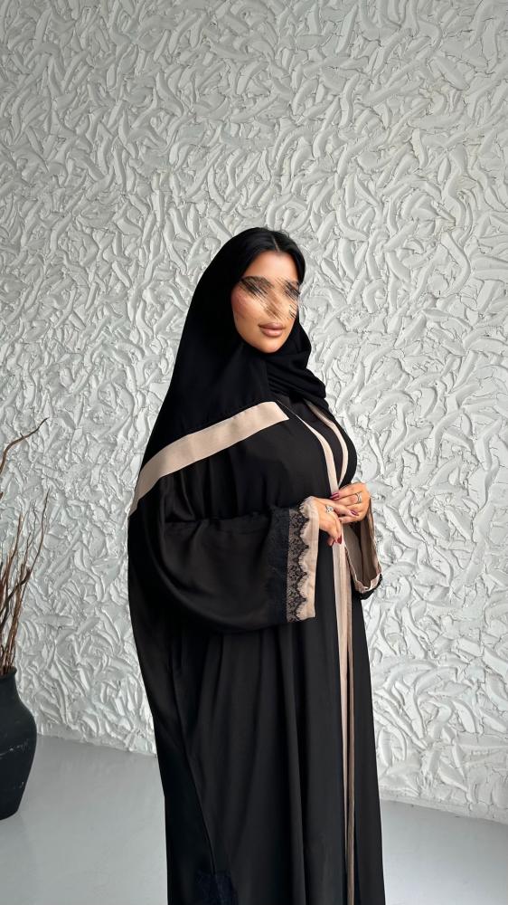 عباية مع تنورة سوداء بتفاصيل بيج ودانتيل على الأكمام