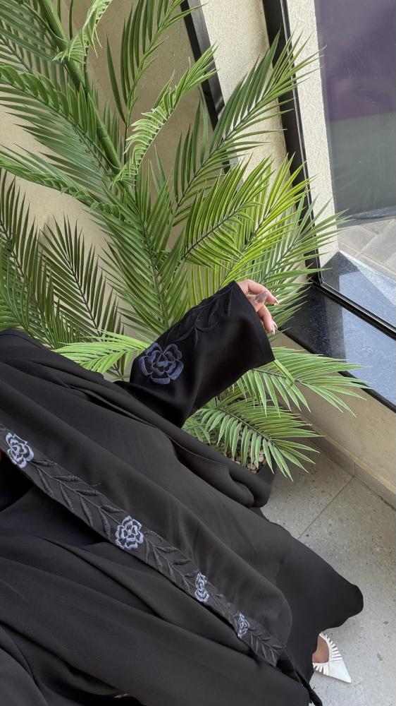 عباية مفتوحة بتطريز ورود ليلكية على الأكمام والأطراف