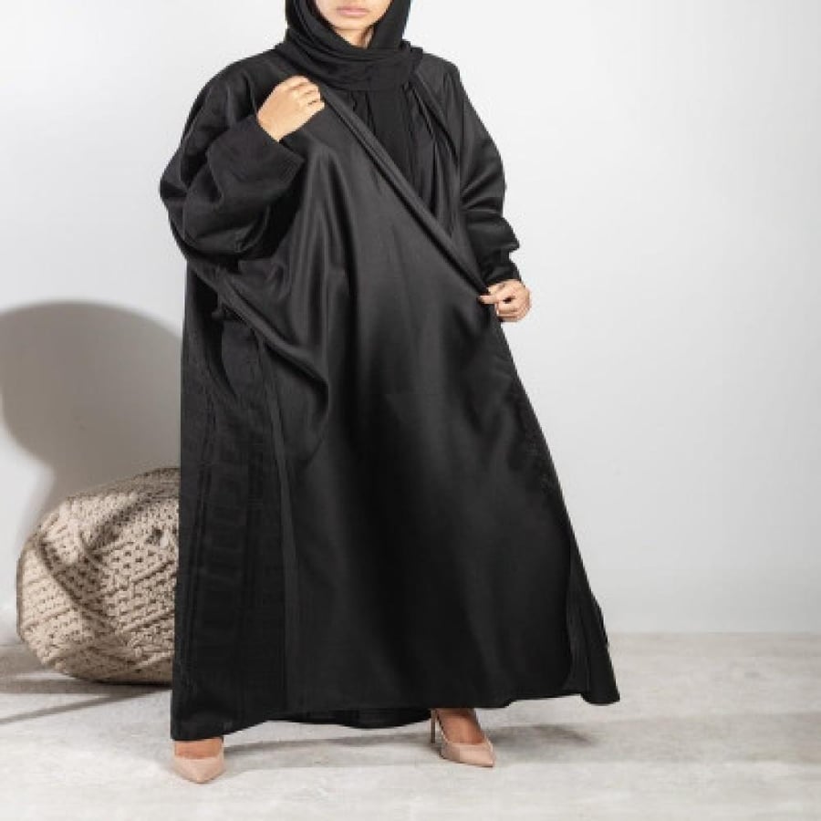 عباية نسائية سوداء بتصميم أنيق مع طيات جانبية
