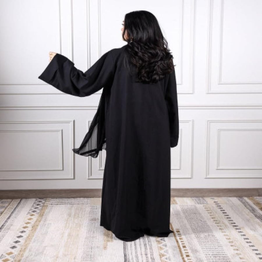 عباية نسائية سوداء أنيقة بأكمام واسعة