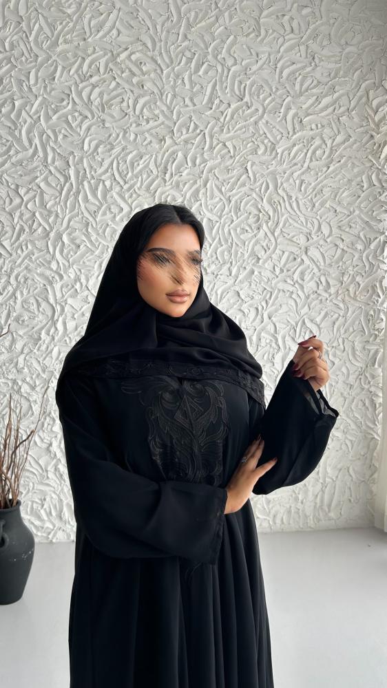 عباية سوداء بتطريز على الصدر بتصميم أنيق
