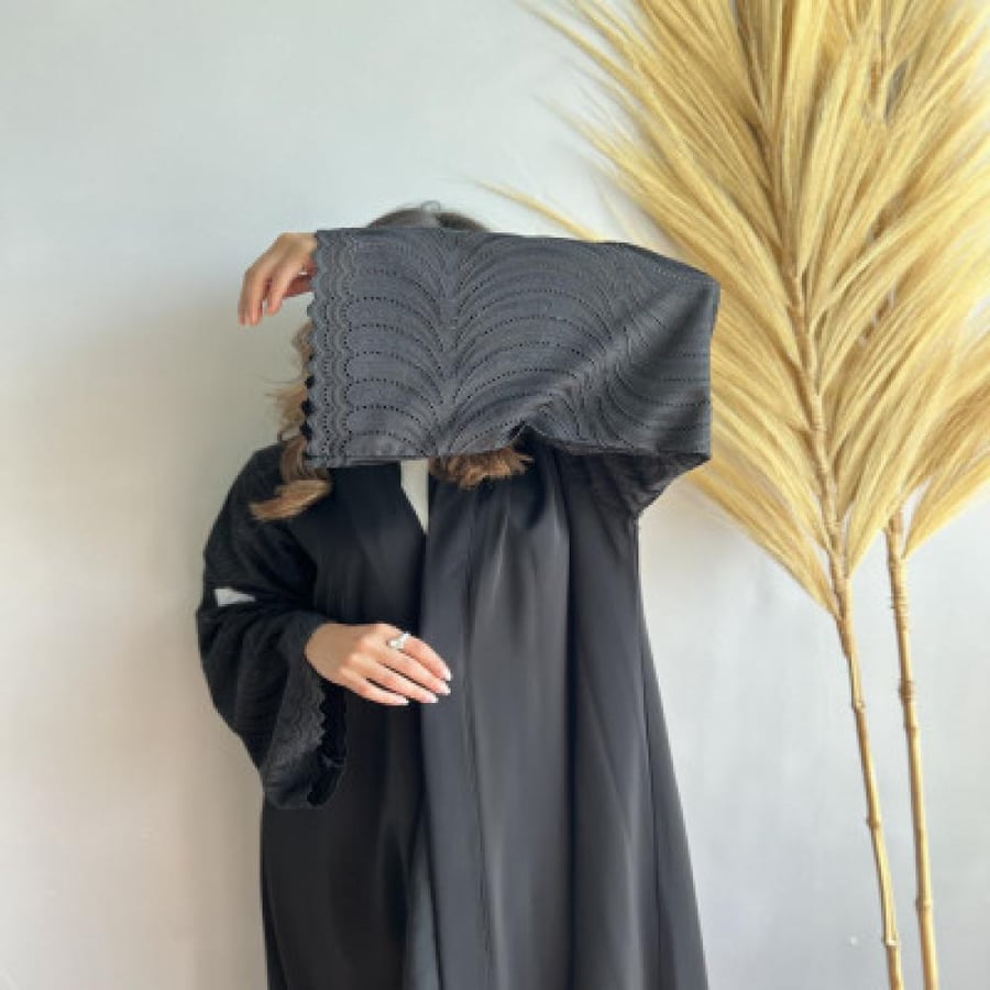 عباية سادل سوداء بأكمام واسعة وتطريز مميز