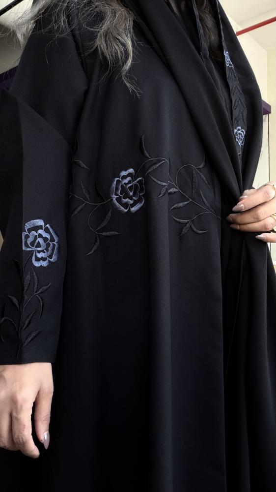 عباية مفتوحة بتطريز ورود ليلكية على الأكمام