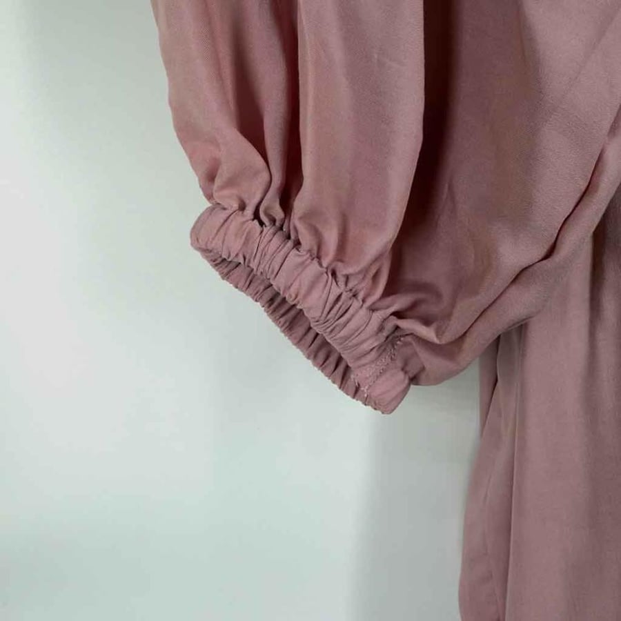 وجدان – شرشف صلاة قطن بارد بسحاب أمامي وكسرات ظهر وأكمام مطاط (وردي مائل للبنفسجي)
