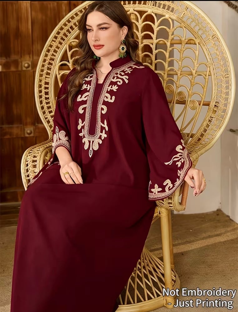العنوان المقترح الأفضل: عباية سعودية مطرزة كبيرة الحجم 3XL - رداء تطريز ذهبي فاخر للنساء - لون أحمر غامق (برغندي)