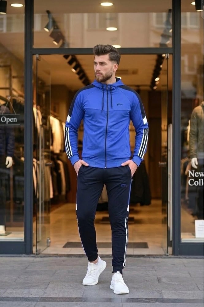 بدلة رياضية رجالية بقلنسوة | طقم رياضي بقصة Slim Fit وخطوط عصرية