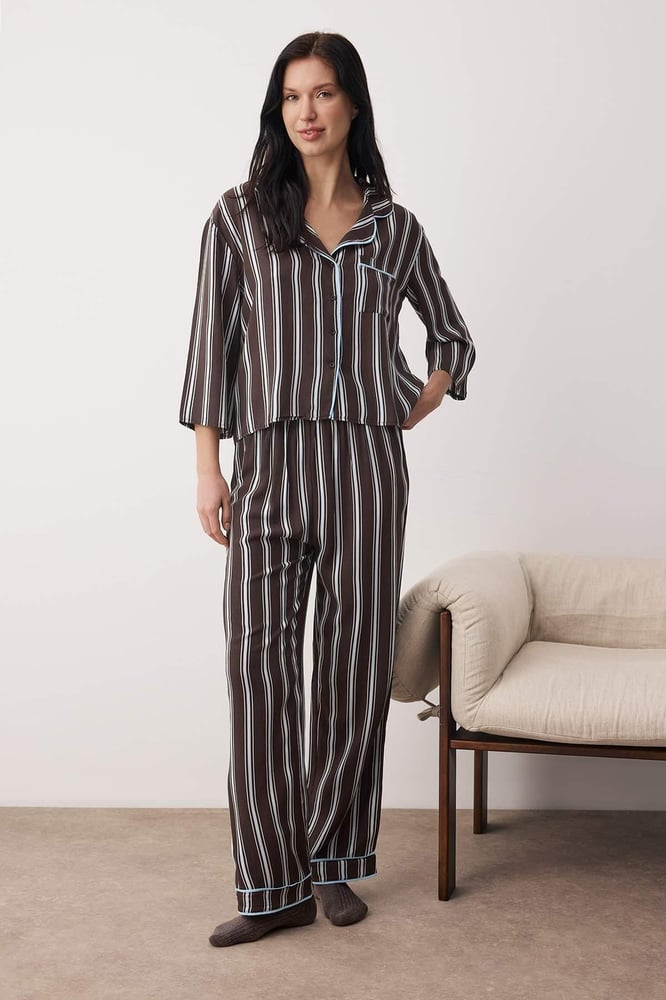 طقم بيجامة نسائي Trendyol Collection من الفيسكوز 100% – قميص بأكمام ¾ وبنطال طويل