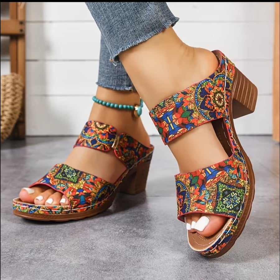 صندل نسائي بنقشة زهور